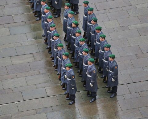 Bundeswehrsoldaten bei der Ausbildung, symbolisieren neuen Wehrdienst und innovative Ausbildungsansätze.