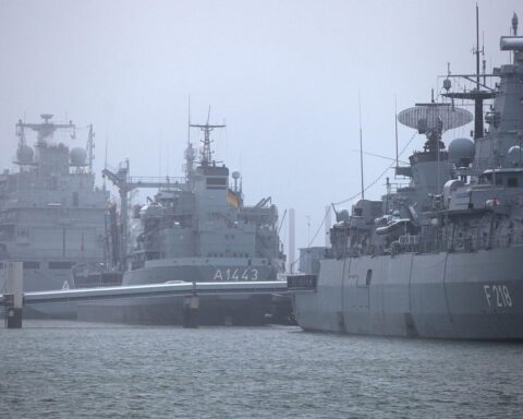 Deutsche Kriegsschiffe als Symbol für die Forderung nach militärischer Einsatzbereitschaft und Aufrüstung.