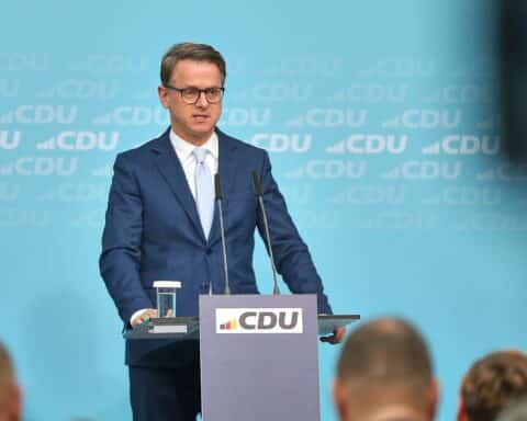 Carsten Linnemann widerspricht CDU-Wirtschaftsrat: Zahnarztkosten müssen weiterhin von der Kasse bezahlt werden.