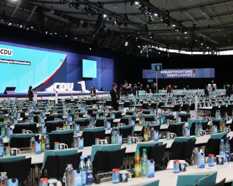 Kanzler Merz eröffnet CDU-Bundesparteitag in Stuttgart; wichtige Entscheidungen und Vorstandswahlen stehen an.