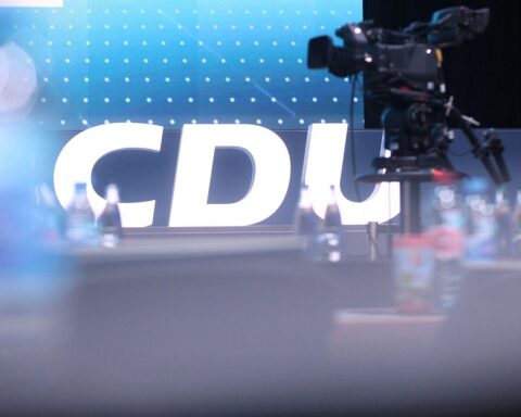 CDU-Logo mit Christoph Ploß, der gegen SPD-Gesundheitspläne auftritt. Politische Diskussion sichtbar.