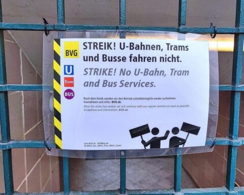 Streikplakate und Busse in Berlin während eines Bundesliga-Spieltags, Protest gegen den Nahverkehr.