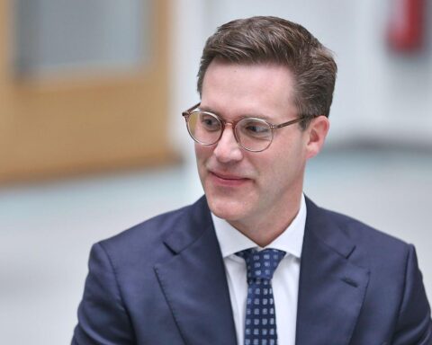 Manuel Hagel spricht über Arbeitszeiten, Renteneintritt und wirtschaftliche Herausforderungen in Deutschland.