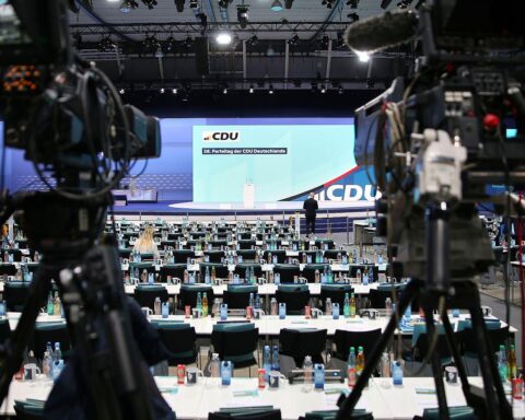 CDU-Bundesparteitag in Stuttgart: Delegierte diskutieren politische Themen und Anträge, Merz bleibt Parteichef.