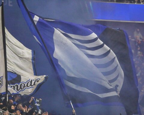 Atalanta-Fans jubeln, während die Champions-League-Auslosung spannende Duelle zwischen Top-Teams verkündet.