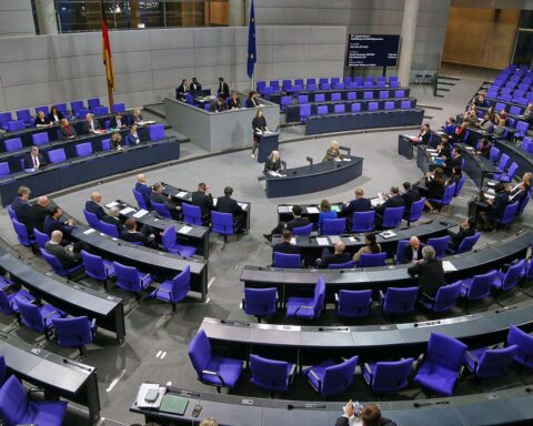Bundestag mit Abgeordneten, Diskussion über Wahlrechtsreform und Geschlechterparität zwischen Parteien.