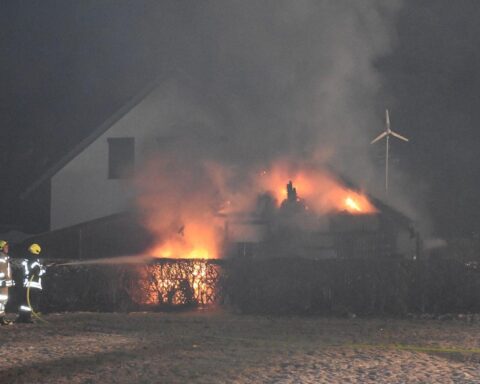 Abgebranntes Carport in Lemwerder, Feuerwehr im Einsatz, angrenzendes Wohnhaus geschützt.