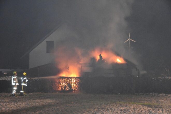 Carport-Brand in Lemwerder zerstört Gebäude
