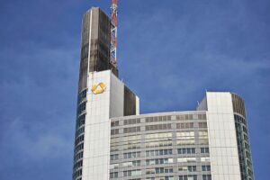 Commerzbank-Tower in Frankfurt am Main, symbolisiert Eigenständigkeit im Übernahmewettbewerb.