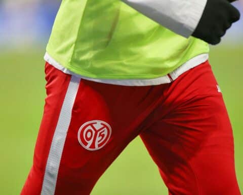 Mainz 05 Spieler jubeln, während sie auf das Achtelfinale gegen Sigma Olmütz warten.