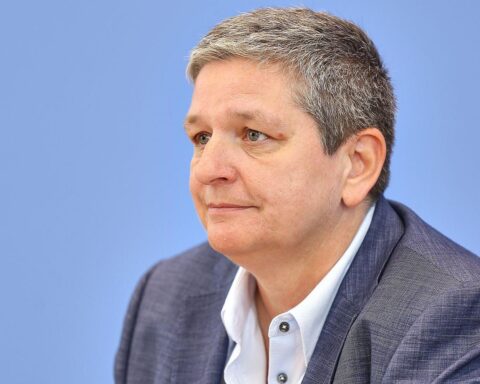 Claudia Plattner spricht über Cyberangriffe auf die Bahn und deren Auswirkungen auf den Alltag.