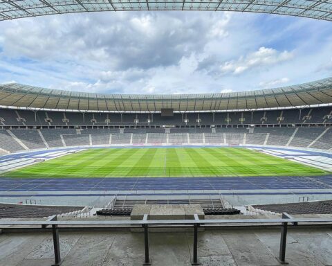 Das Bild zeigt das Berliner Olympiastadion, Zentrum des DFB-Pokalfinales bis 2030.