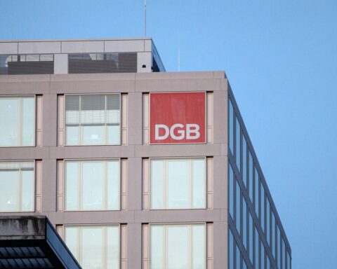 DGB-Logo mit Aufruf zur gerechteren Vermögensverteilung in Deutschland.