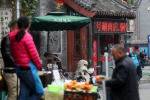 Markt in Peking: Menschen, Stände, asiatische Atmosphäre, geschäftiges Treiben und kulturelle Vielfalt.
