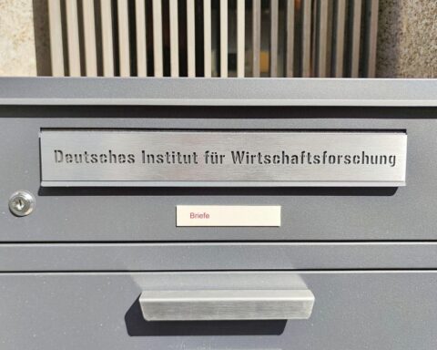 Bild: Grafik zur Lohnsteigerung und Produktivität, mit Fokus auf Tarifverhandlungen und Arbeitsmarkt.