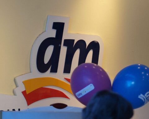 Drogeriemarkt dm, Online-Apotheke, ärztliche Versorgung, Gesundheitssystem, Medikamentenverkauf, Wachstum, Wettbewerbszentrale.