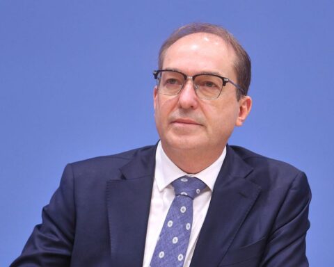 Alexander Dobrindt diskutiert umstrittenes Asylbewerber-Arbeitsverbot in Berlin, begleitet von kritischen Stimmen.