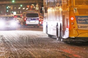 Winterliche Straßenverhältnisse in Berlin: starker Schneefall, Glatteis, beeinträchtigter Verkehr.