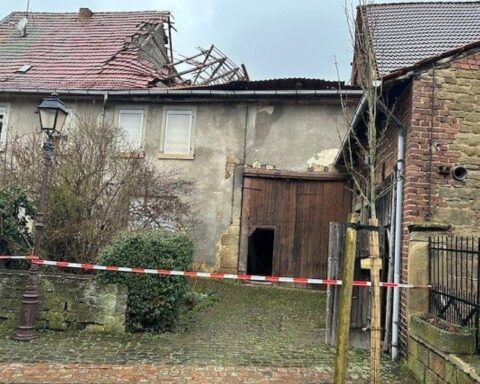 Einsturz einer Scheune in Obermoschel, Feuerwehr sperrt Gelände, keine Verletzten, leichte Gebäudeschäden.