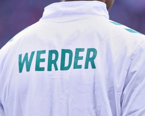 Daniel Thioune als neuer Trainer von Werder Bremen, robustes Trainingsteam am Spielfeldrand.