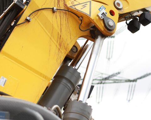 Baumaschine bei vorbereitenden Arbeiten zur Neugestaltung der Altstadtanlage in Darmstadt.