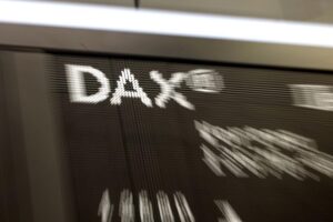 Frankfurter Börse zeigt Dax-Verluste, prominente Unternehmen und aktuelle Marktentwicklungen.