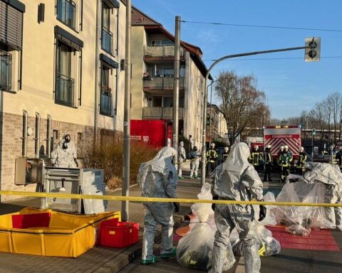 Kühlschrank im Seniorenheim: Feuerwehr entfernt gefährliche Substanz, Bewohner sicher betreut.