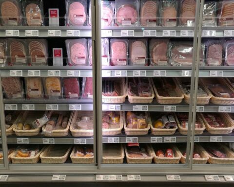 Supermarktregal mit verschiedenen Fleisch- und Wurstwaren, symbolisiert Fleischproduktion in Deutschland.