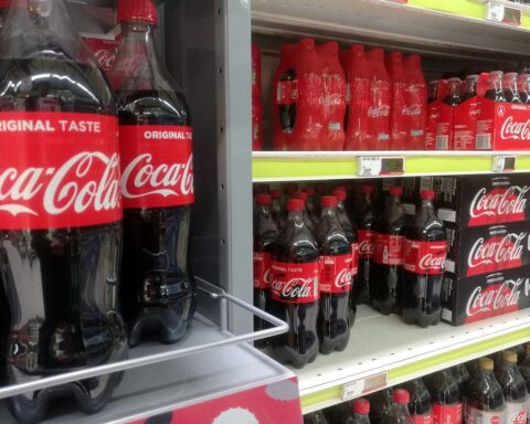 Coca-Cola und andere Erfrischungsgetränke im Regal eines Supermarktes. Zuckerkonsum und Gesundheit.