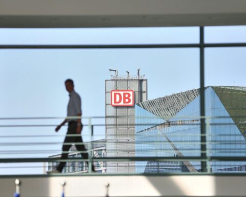 Deutsche Bahn und GDL erreichen Kompromiss in Tarifverhandlungen, Warnstreiks abgewendet, Logo im Bild.
