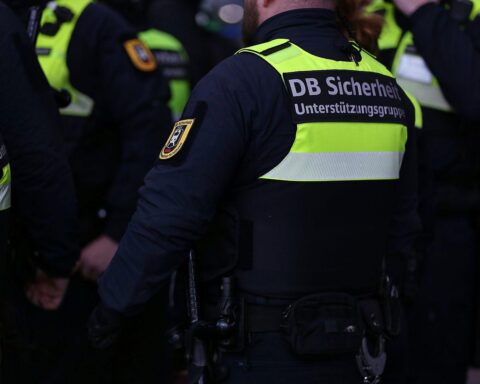 Sicherheitsmaßnahmen der Deutschen Bahn: Bodycams, Sicherheitskräfte, Notfallknopf für Mitarbeiter im Kundenkontakt.