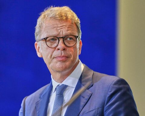 Christian Sewing im Anzug, diskutiert Reformen zur Lebensarbeitszeit und Wirtschaftsfragen in Deutschland.