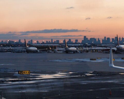 Flughafen Newark mit Flugzeugen; symbolisiert Rückgang der Reisebuchungen in die USA.
