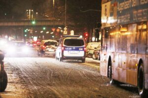 Winterliche Straßen mit Glatteis, warnt vor Verkehrsbehinderungen in Berlin und Umgebung.
