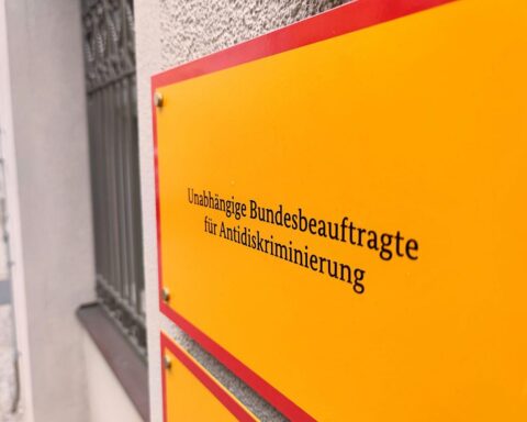 Eine Person kämpft gegen sexuelle Belästigung, umgeben von Symbolen für Gleichberechtigung und Rechte.