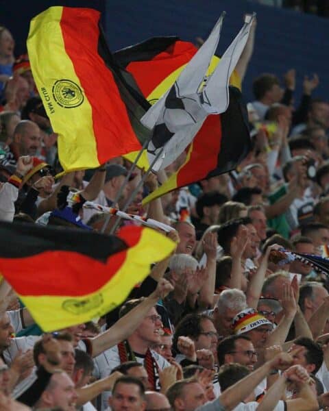 Fans der deutschen Fußball-Nationalmannschaft jubeln vor einem wichtigen Spiel gegen die Niederlande.