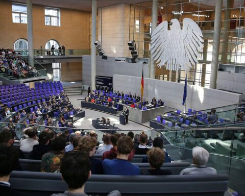 Bundestagsabgeordnete diskutieren, während Diäten ab Juli 2026 deutlich steigen.