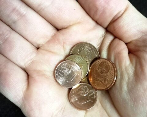 Bild von 1- und 2-Cent-Münzen, Symbol für den Diebstahl aus einem Kirchen-Opferstock.