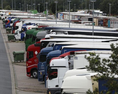 Lkw auf einer Straße, symbolisiert den Dienstleistungssektor und Verkehr in Deutschland.
