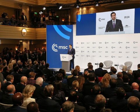 Marco Rubio spricht auf der Münchener Sicherheitskonferenz, Politiker hören aufmerksam zu.