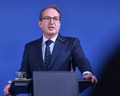 Alexander Dobrindt diskutiert die Veröffentlichung einer umstrittenen Rassismus-Studie in Berlin.