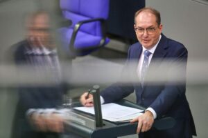 Alexander Dobrindt diskutiert neue Befugnisse für den Verfassungsschutz zur Bekämpfung hybrider Bedrohungen.