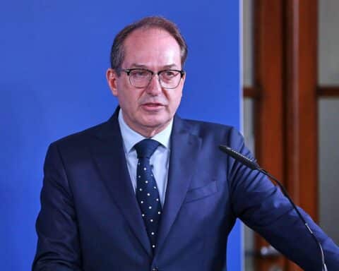 Alexander Dobrindt spricht zur AfD-Einstufung, vor Gericht im Hintergrund, politische Debatte.