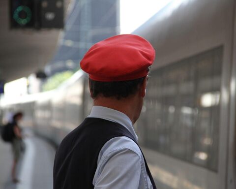 Zugbegleiter am Bahnsteig, symbolisiert aktuelle Debatten über Sicherheit und Schutz vor Gewalt.