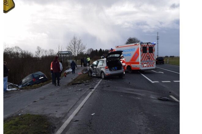 Drei Verletzte bei Unfall auf B 436 in Sande