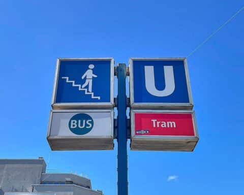 Karneval in Düsseldorf: Menschen nutzen öffentliche Verkehrsmittel, um Verkehrseinschränkungen zu vermeiden.