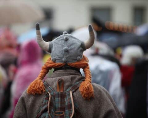 Junge Karnevalisten erhalten Orden; Oberbürgermeister überreicht Auszeichnungen beim Kinderkarnevalsumzug in Düsseldorf.