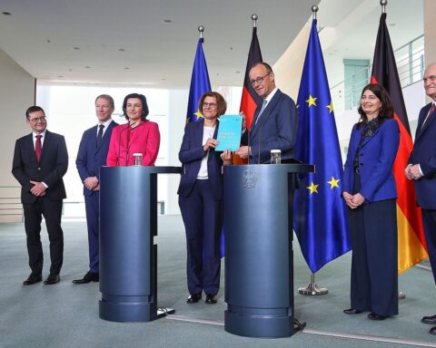 Übergabe des EFI-Gutachtens an Bundeskanzler Merz mit Experten und bedeutenden Forschungsthemen.