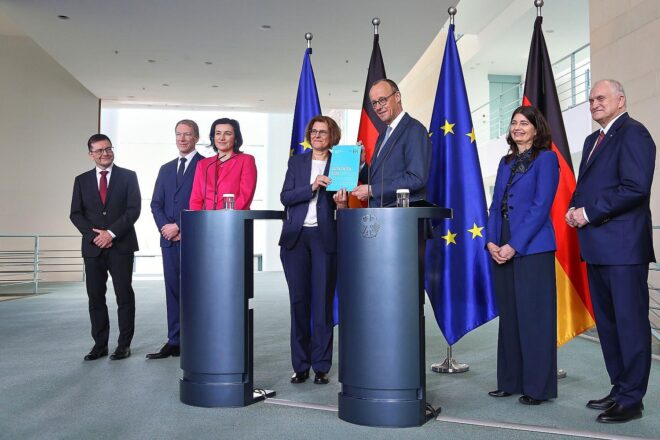 EFI-Gutachten: Expertenkommission übergibt Empfehlungen an Kanzler