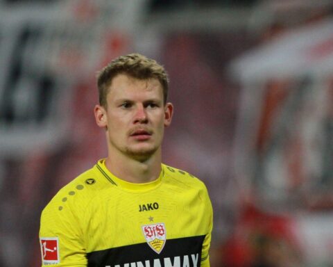 Alexander Nübel im Tor, VfB Stuttgart jubelt trotz Niederlage über Einzug ins Europa-League-Achtelfinale.